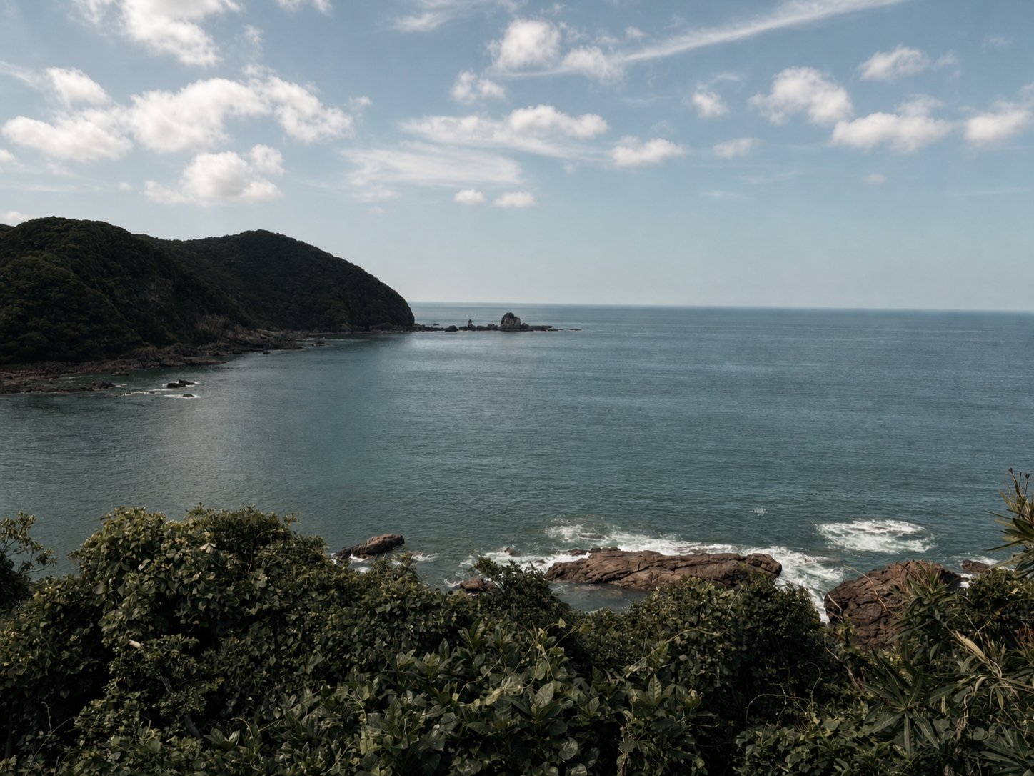 岬と岩礁が広がる熊本の海岸風景